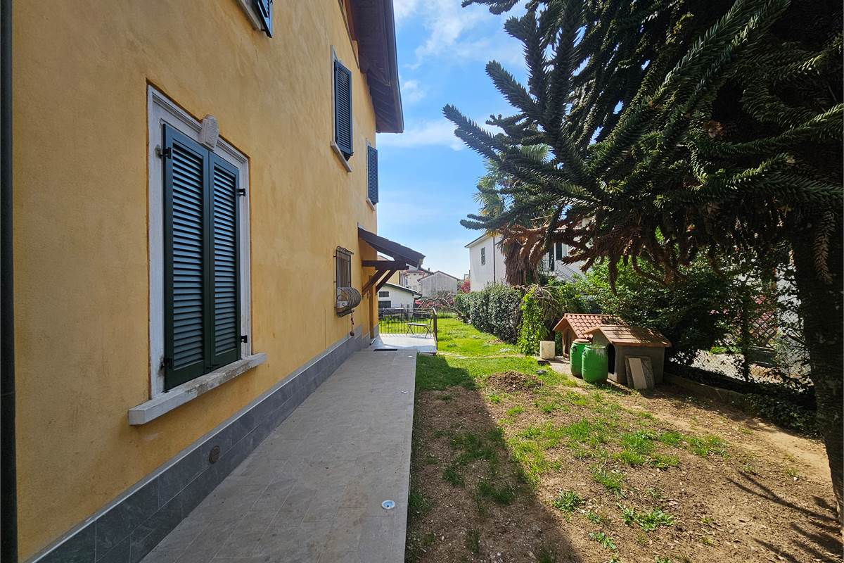 Villa Singola con due appartamenti e giardino