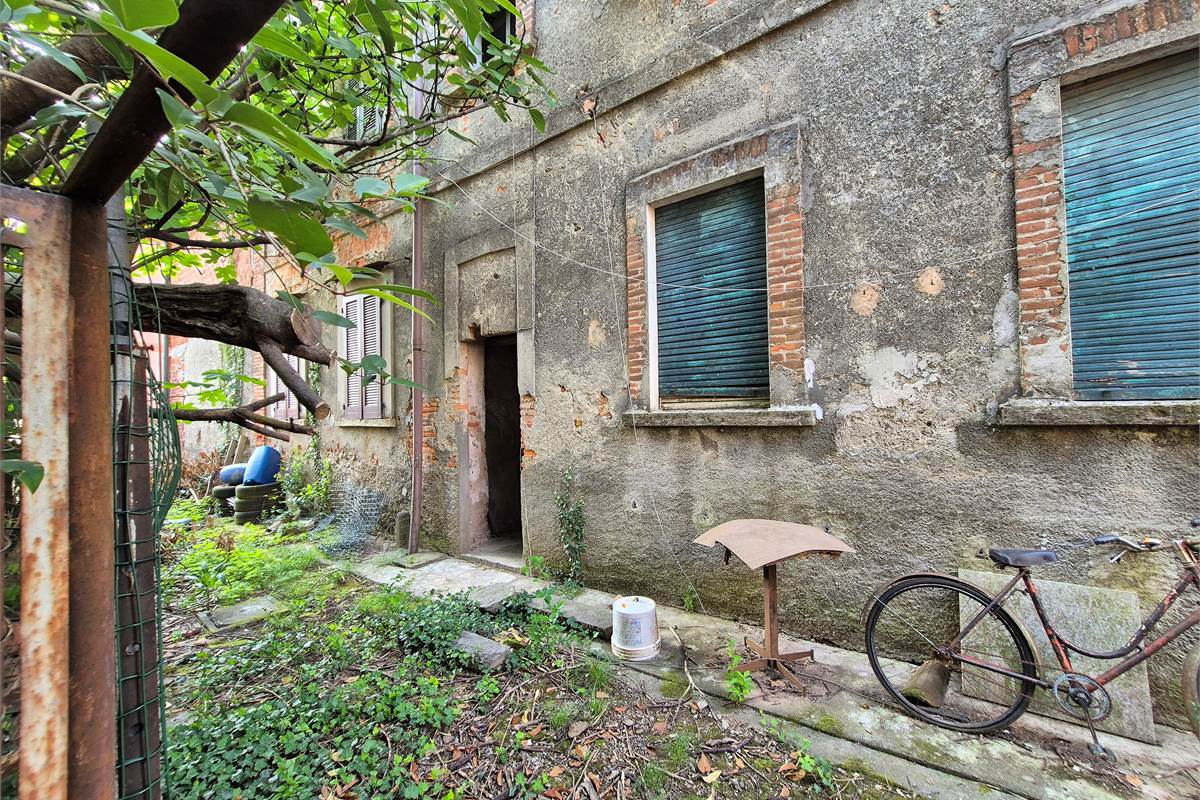 Ampio rustico terra-cielo con giardino