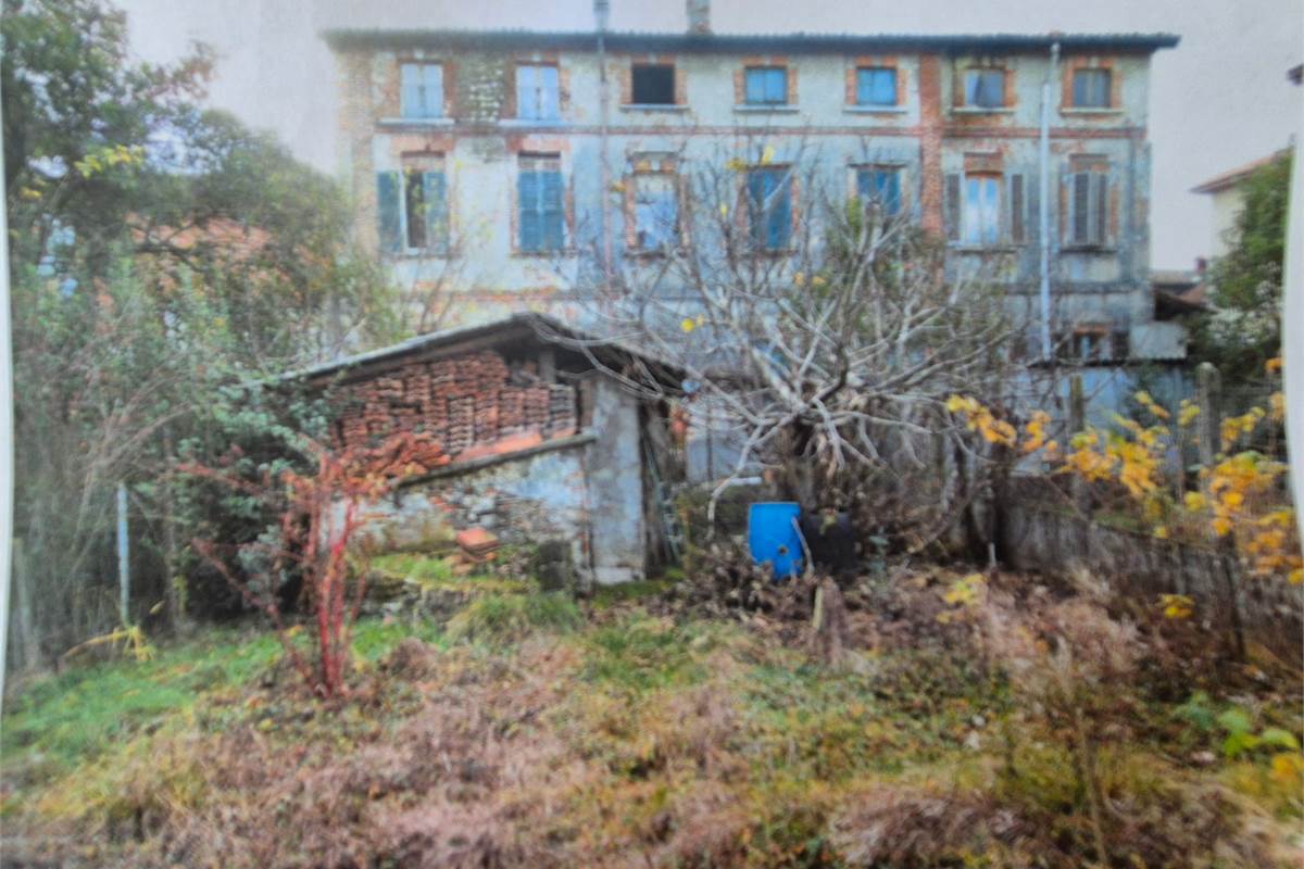 Ampio rustico terra-cielo con giardino