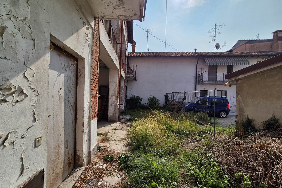 Ampio rustico terra-cielo con giardino