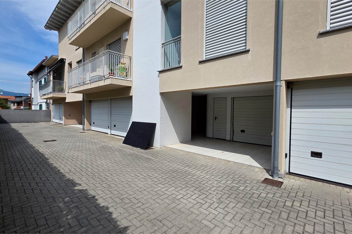 Ampio Trilocale a Cantù con box e cantina 