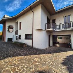 Villa singola con giardino a Cirimido