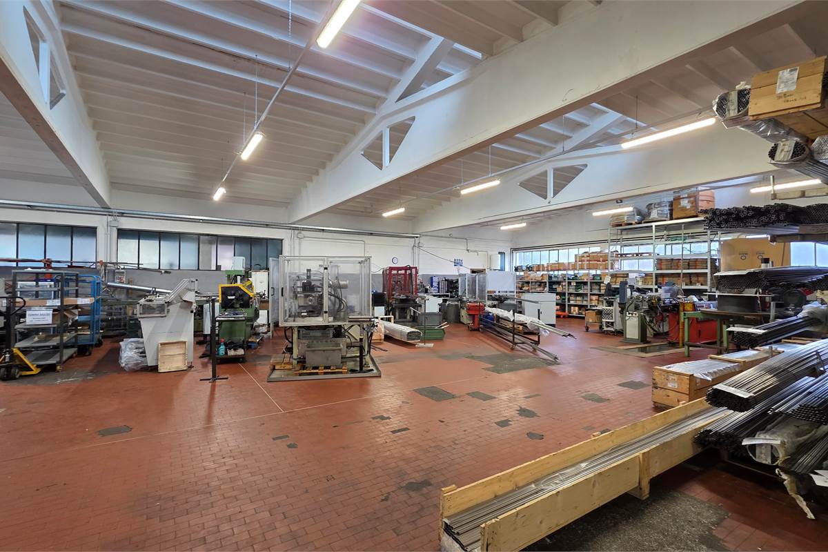 Capannone con area esterna a Fenegro'