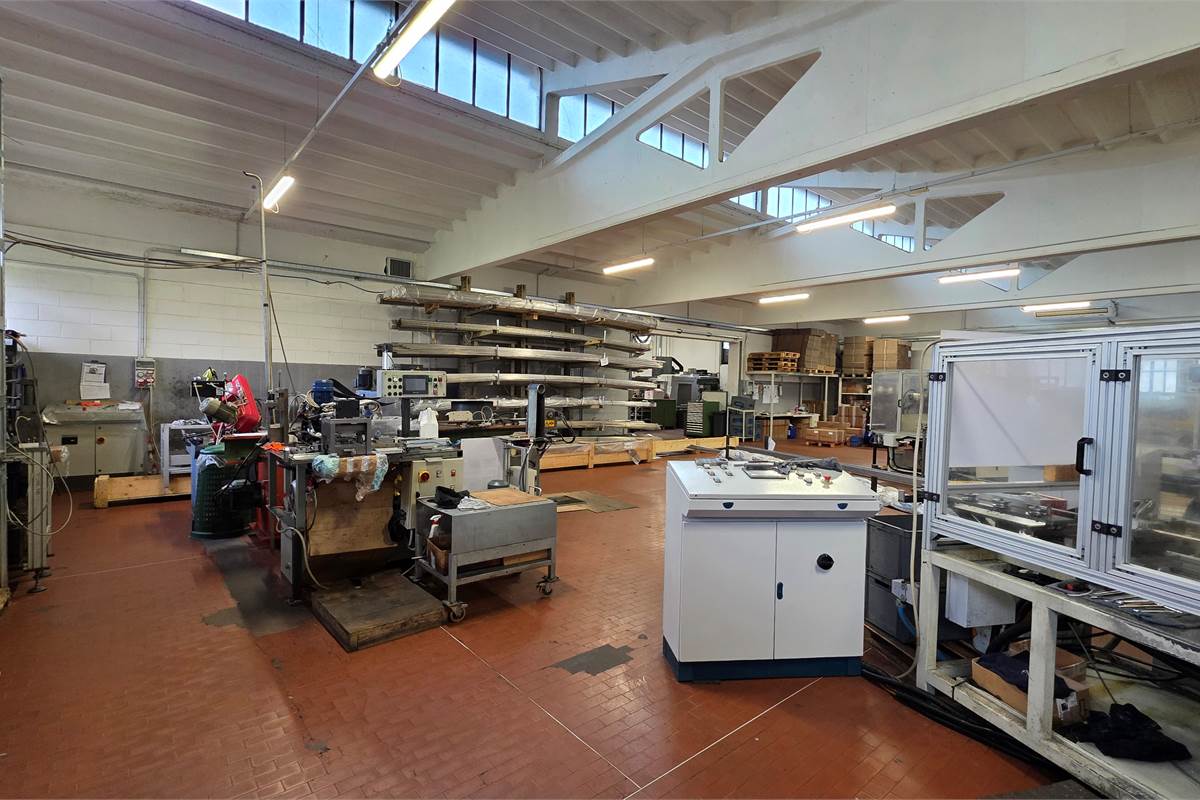 Capannone con area esterna a Fenegro'