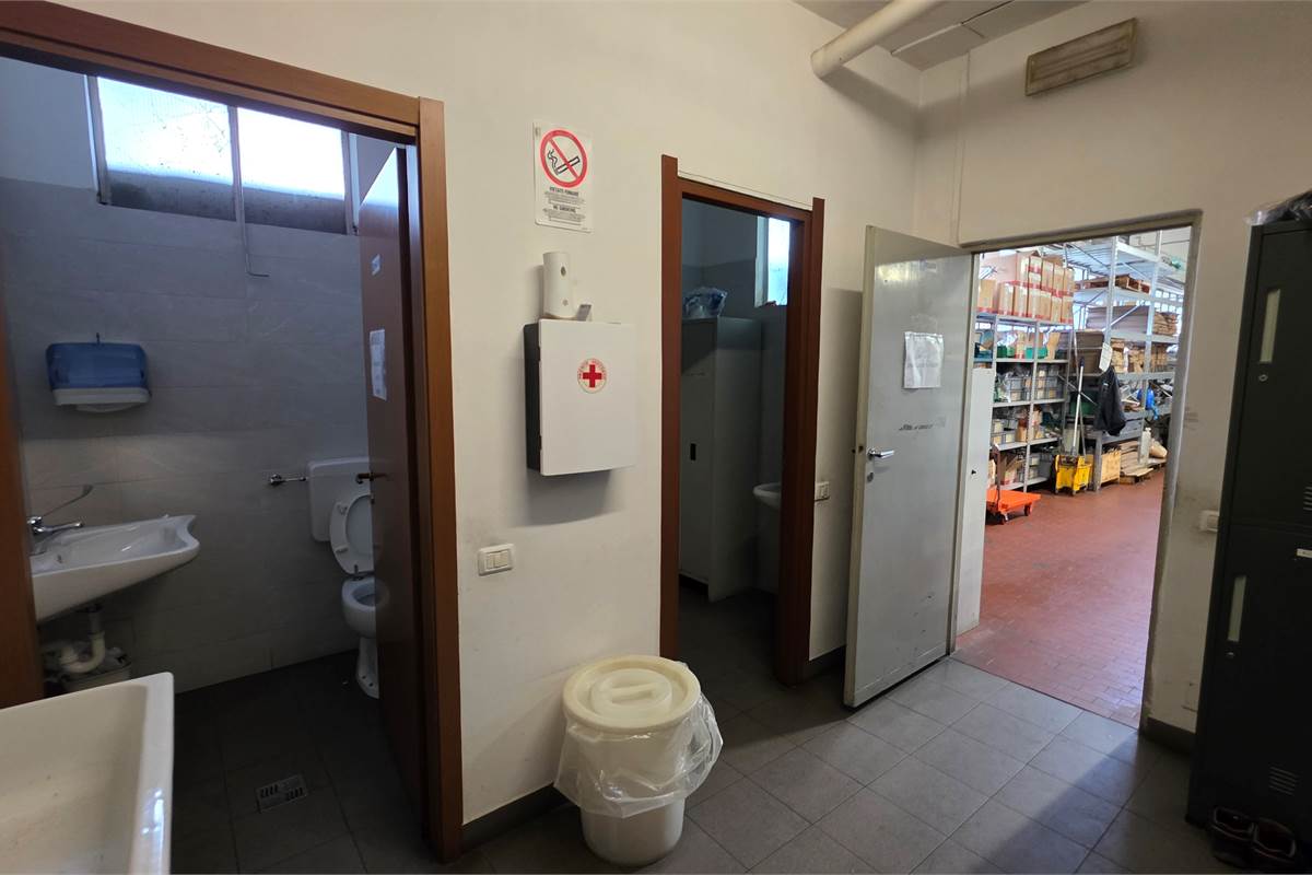 Capannone con area esterna a Fenegro'