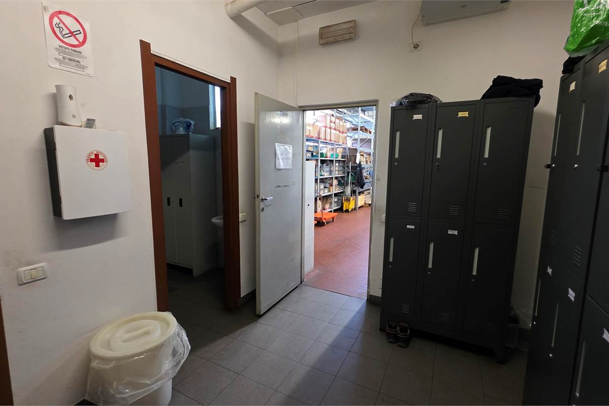 Capannone con area esterna a Fenegro'