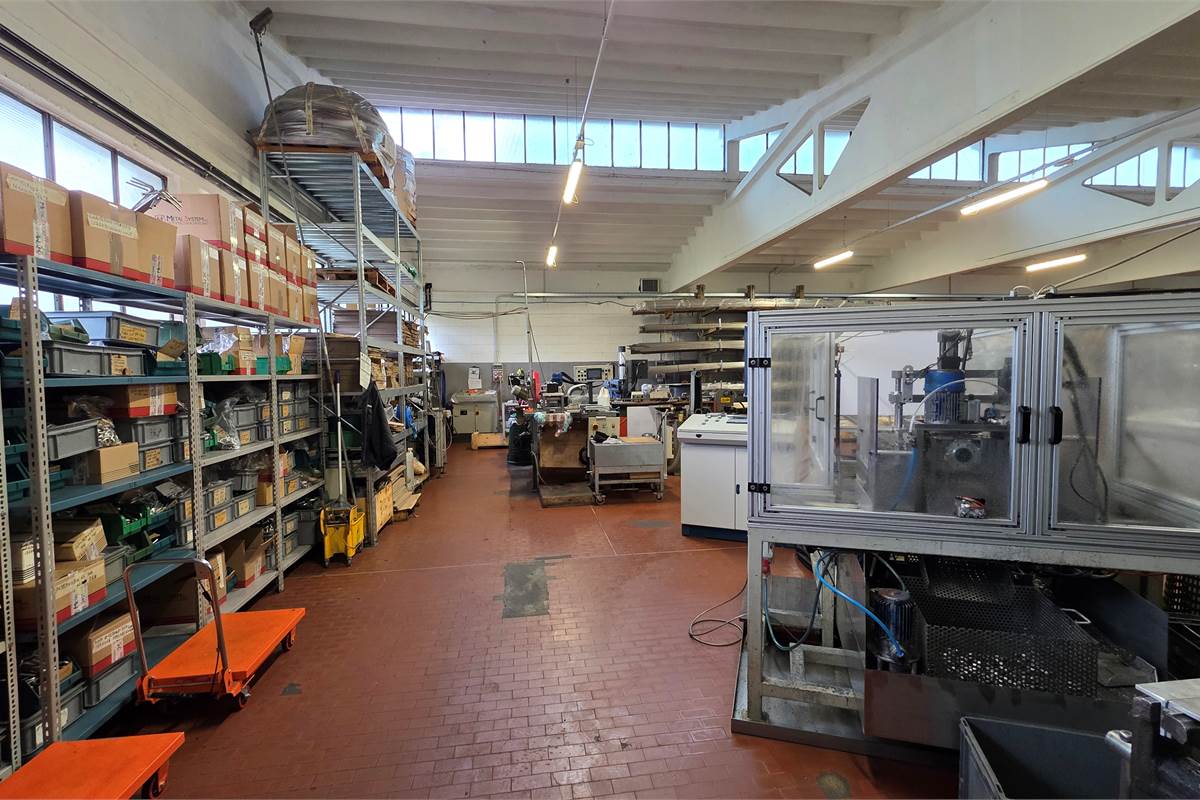 Capannone con area esterna a Fenegro'