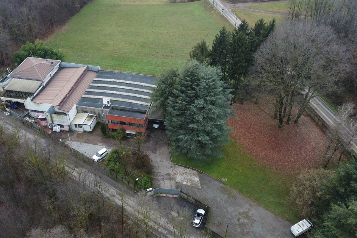 Capannone con area esterna a Fenegro'