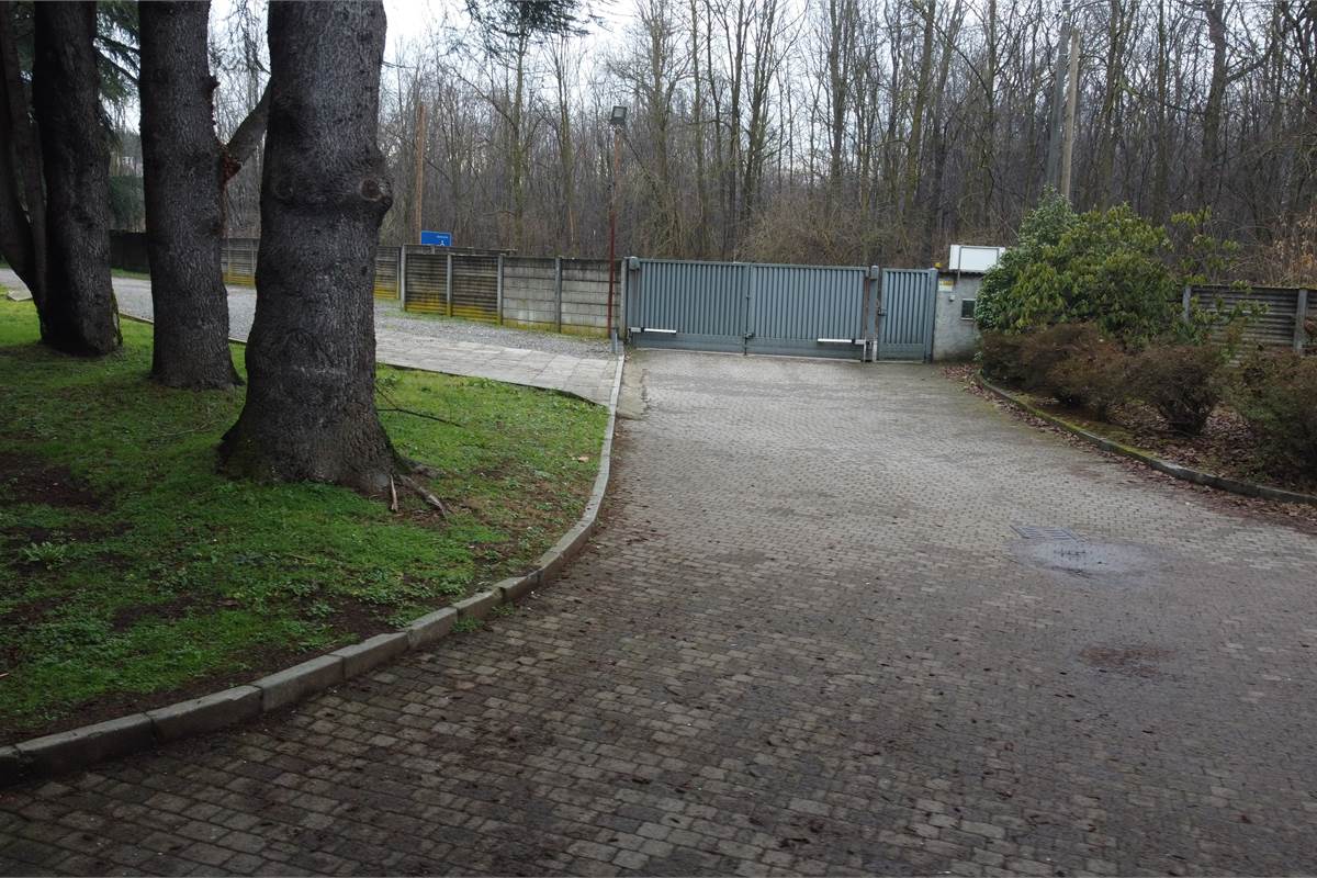 Capannone con area esterna a Fenegro'
