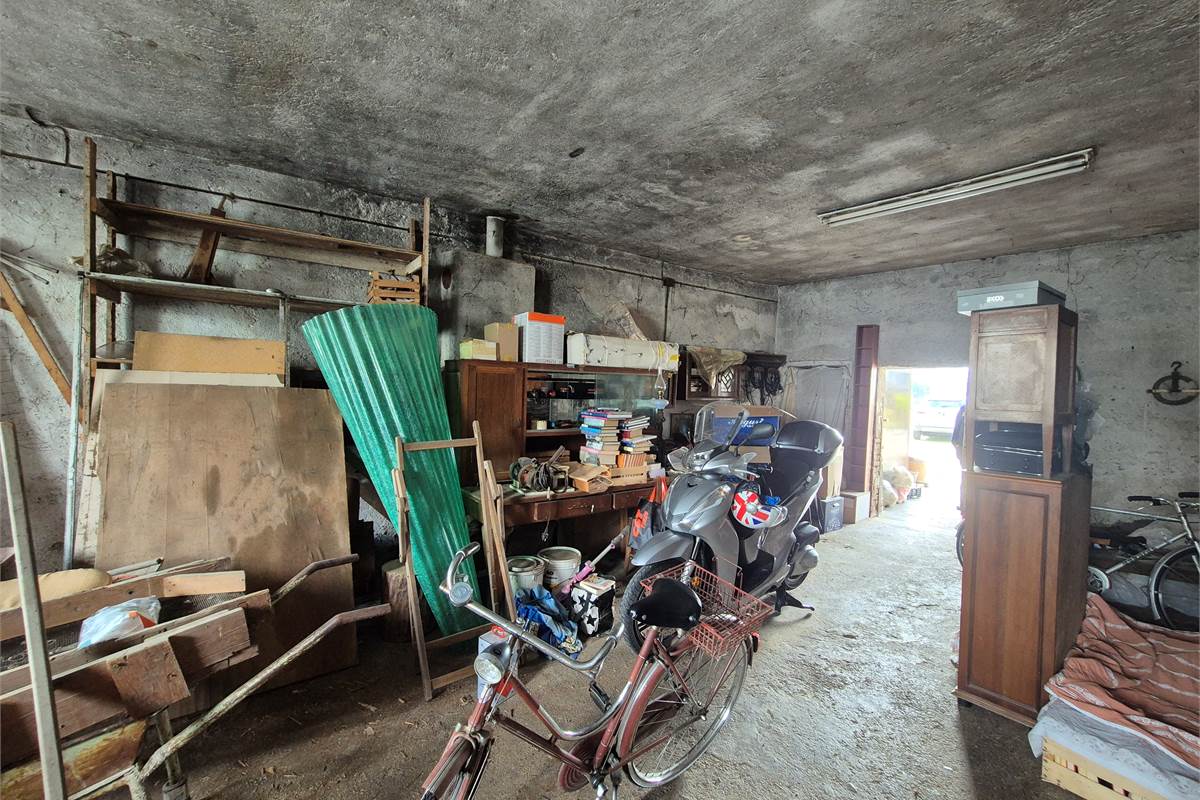Rustico su due livelli con porticato privato