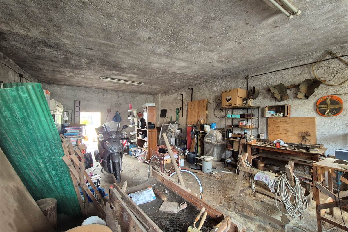 Rustico su due livelli con porticato privato