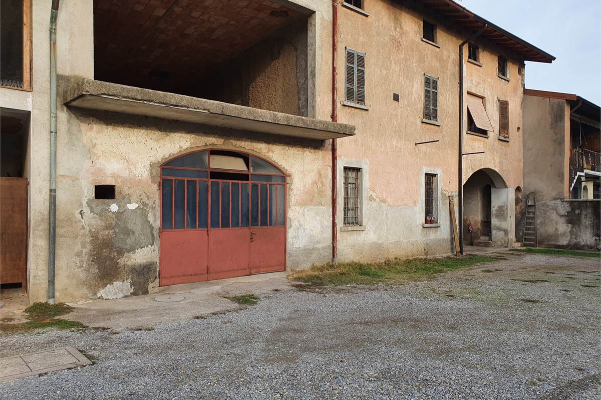 Intero casale con terreno a Fenegrò