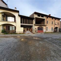 Intero casale con terreno a Fenegrò