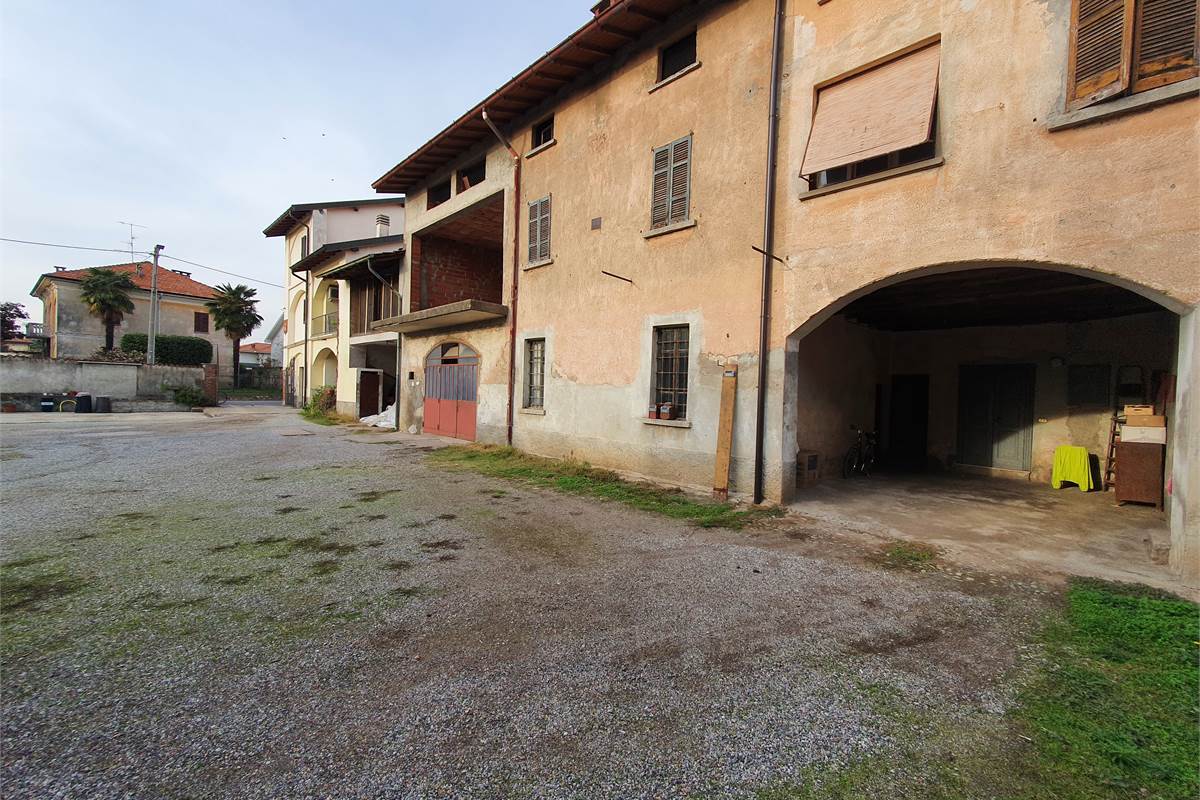 Intero casale con terreno a Fenegrò