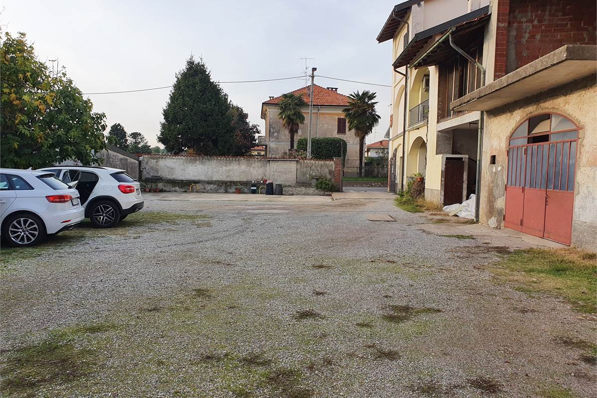 Intero casale con terreno a Fenegrò