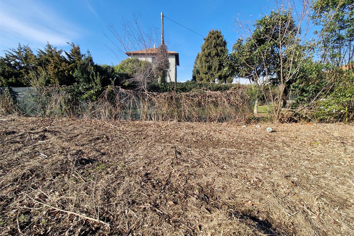 Intero casale con terreno a Fenegrò