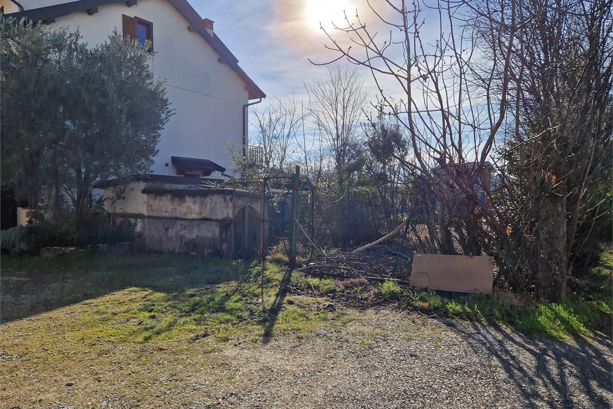 Intero casale con terreno a Fenegrò