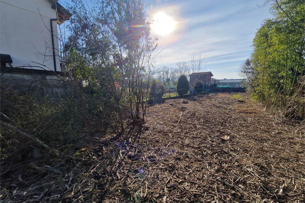 Intero casale con terreno a Fenegrò