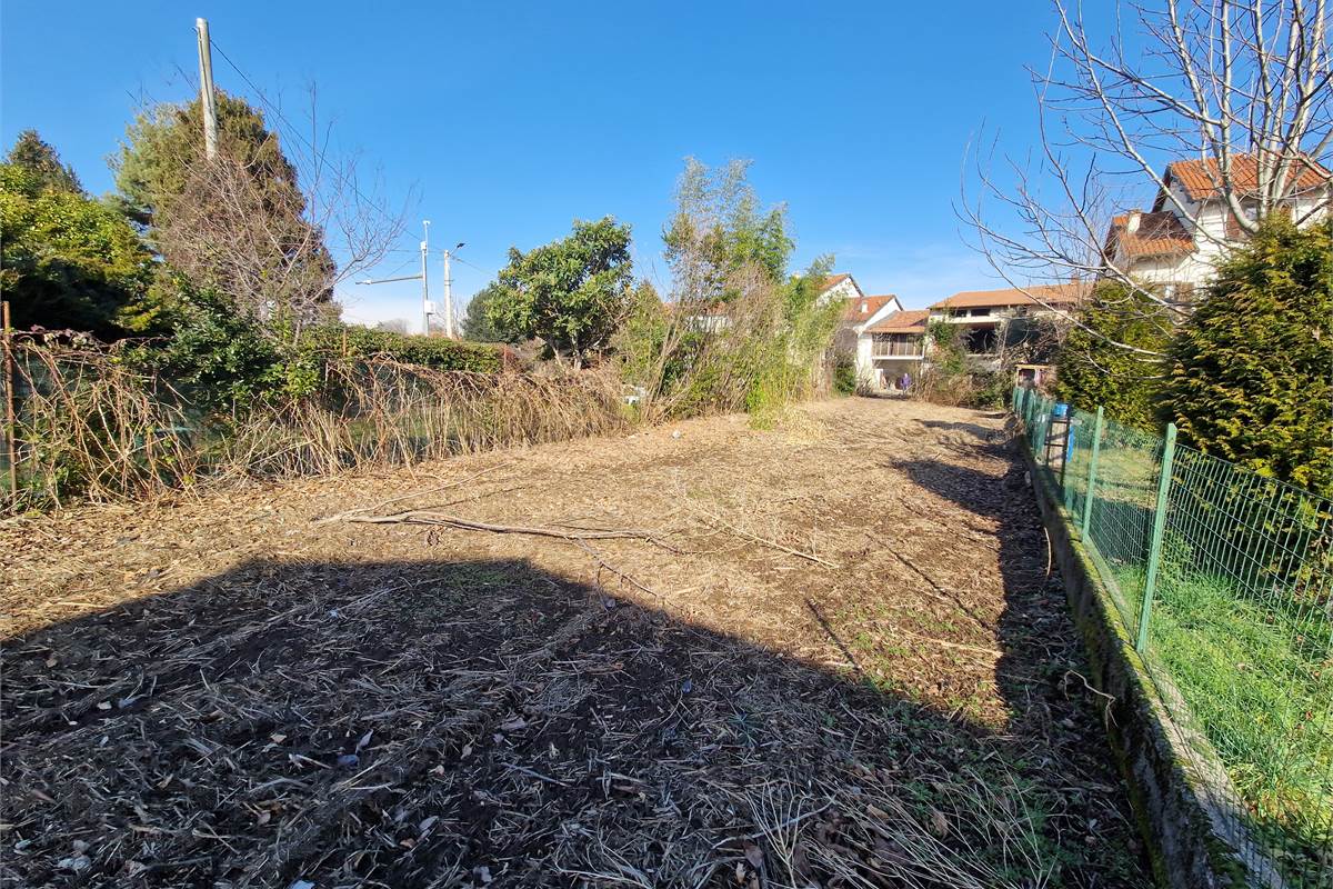 Intero casale con terreno a Fenegrò
