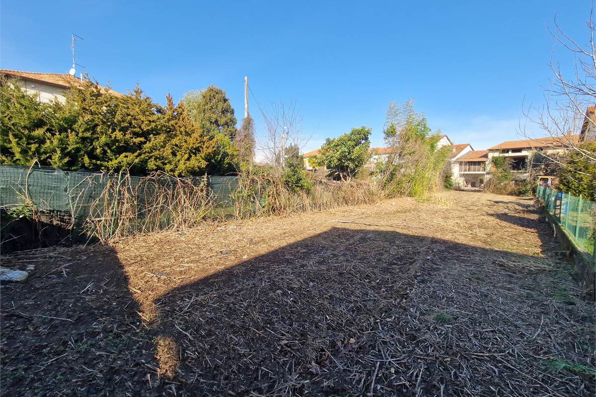 Intero casale con terreno a Fenegrò