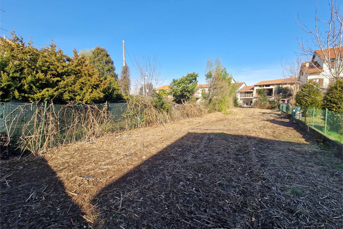 Intero casale con terreno a Fenegrò