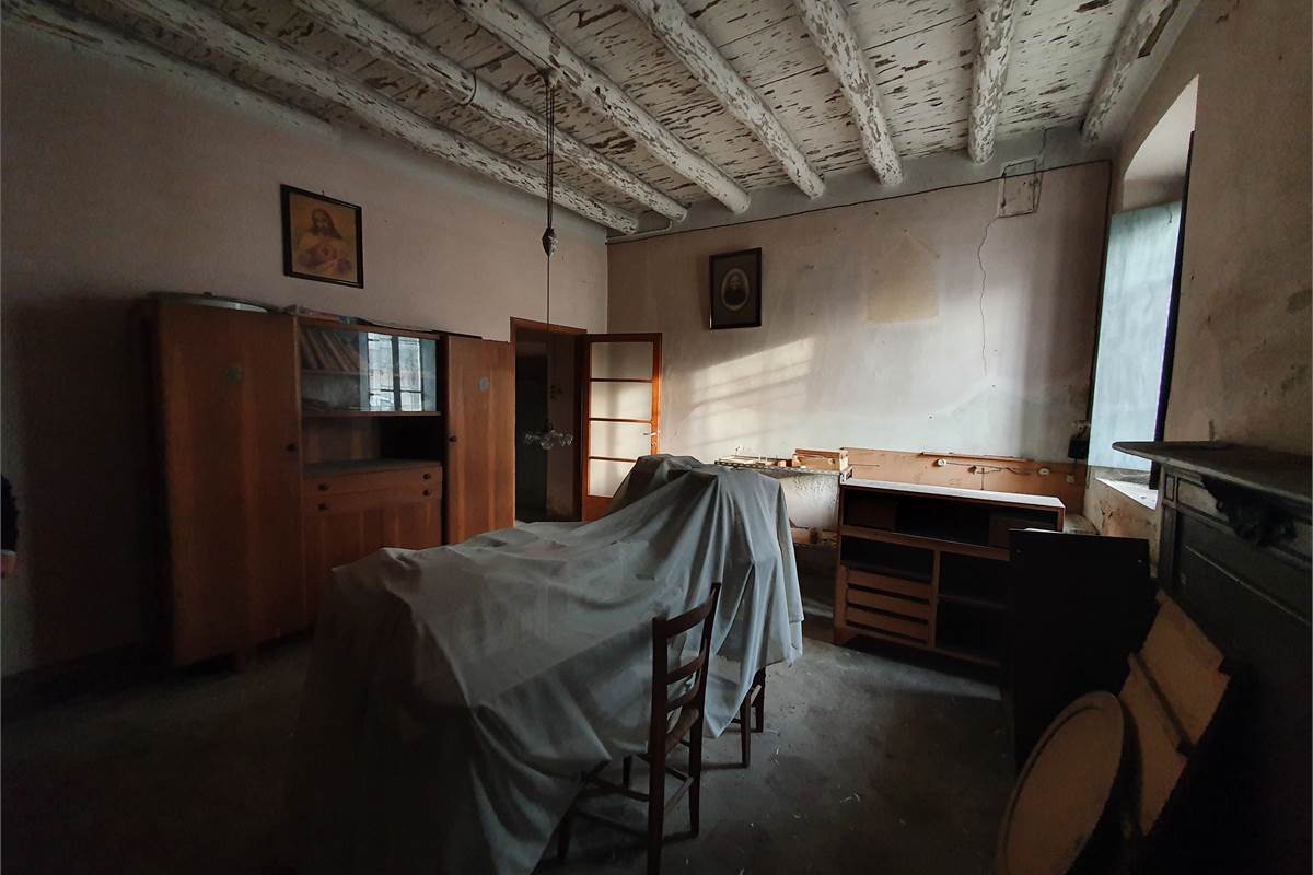Intero casale con terreno a Fenegrò