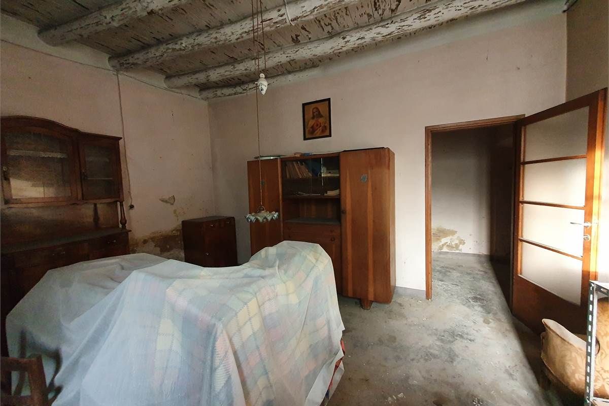 Intero casale con terreno a Fenegrò
