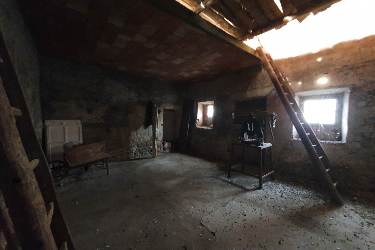 Intero casale con terreno a Fenegrò