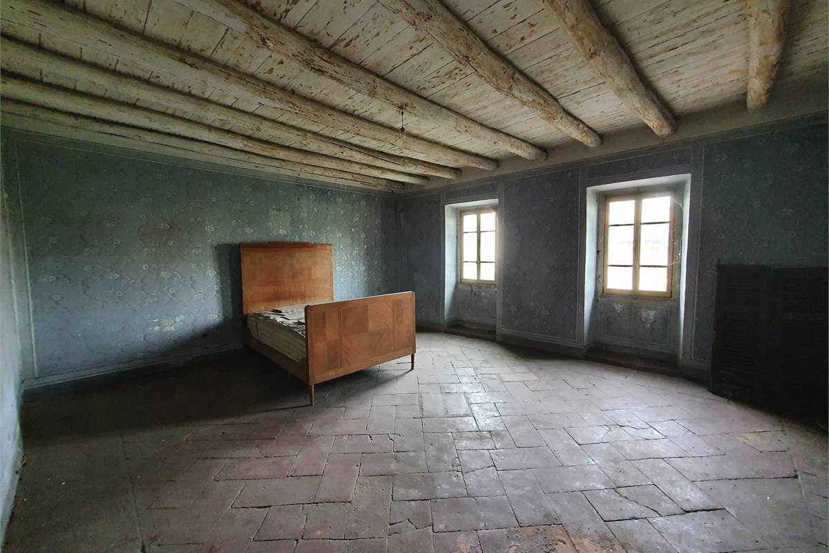 Intero casale con terreno a Fenegrò