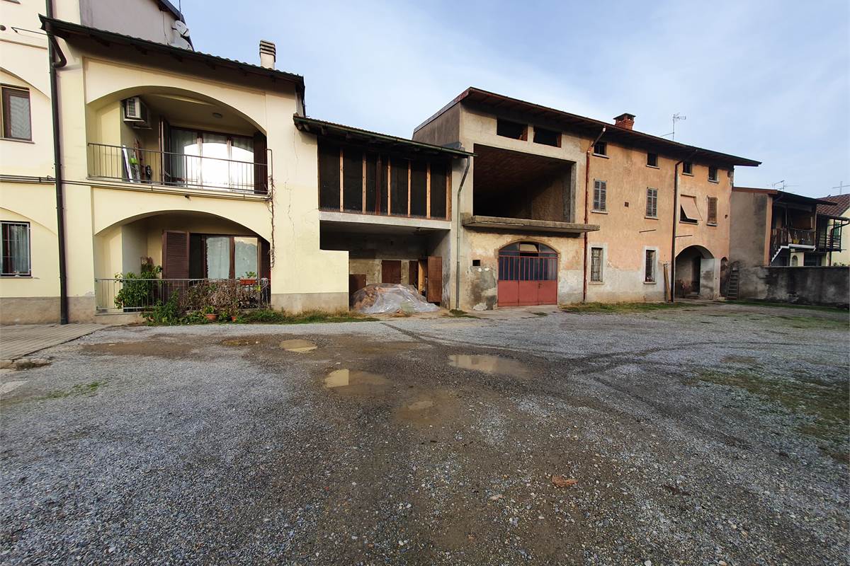 Rustico con giardino a Fenegrò