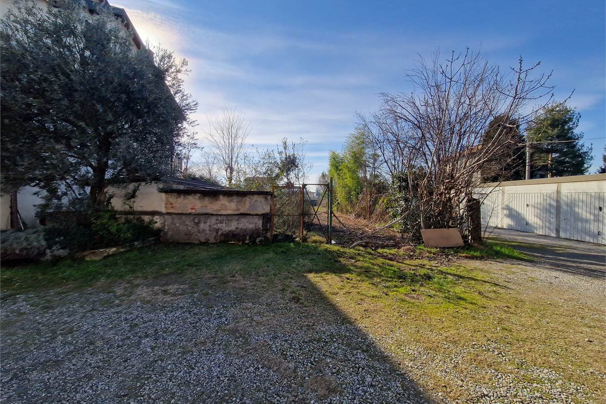 Rustico con giardino a Fenegrò