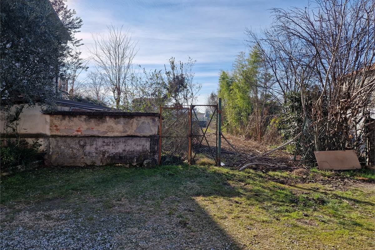 Rustico con giardino a Fenegrò