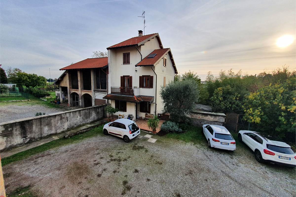 Rustico con giardino a Fenegrò