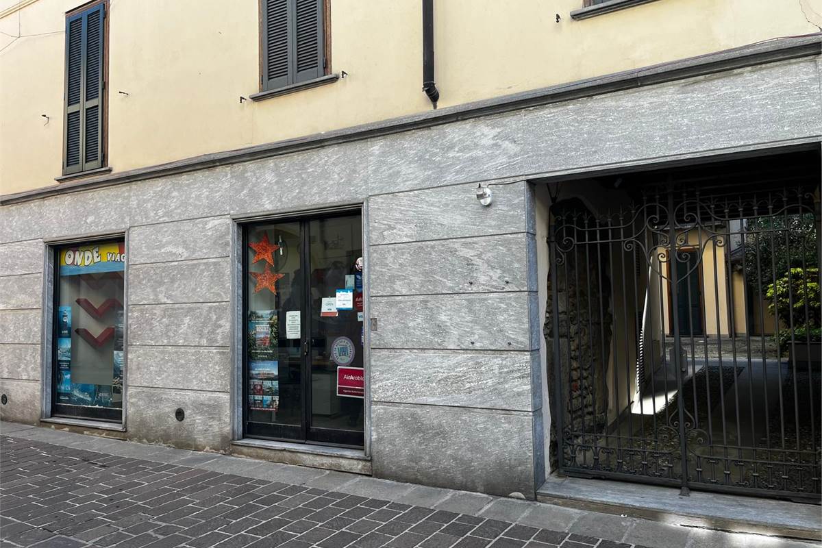 Centralissimo negozio in vendita