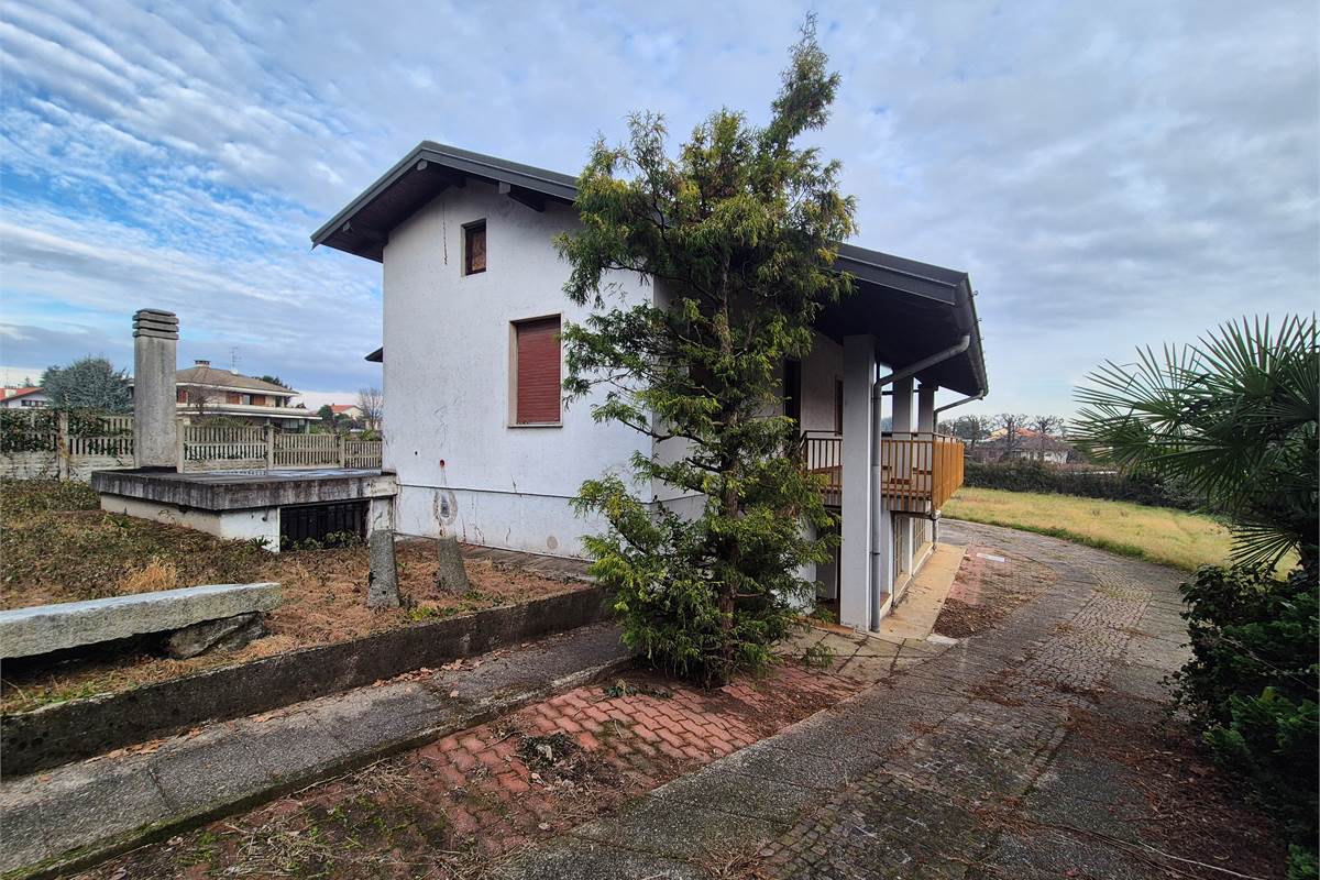 Casa indipendente con terreno a Fenegro