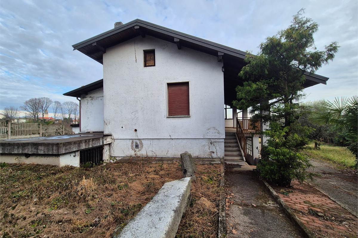 Casa indipendente con terreno a Fenegro