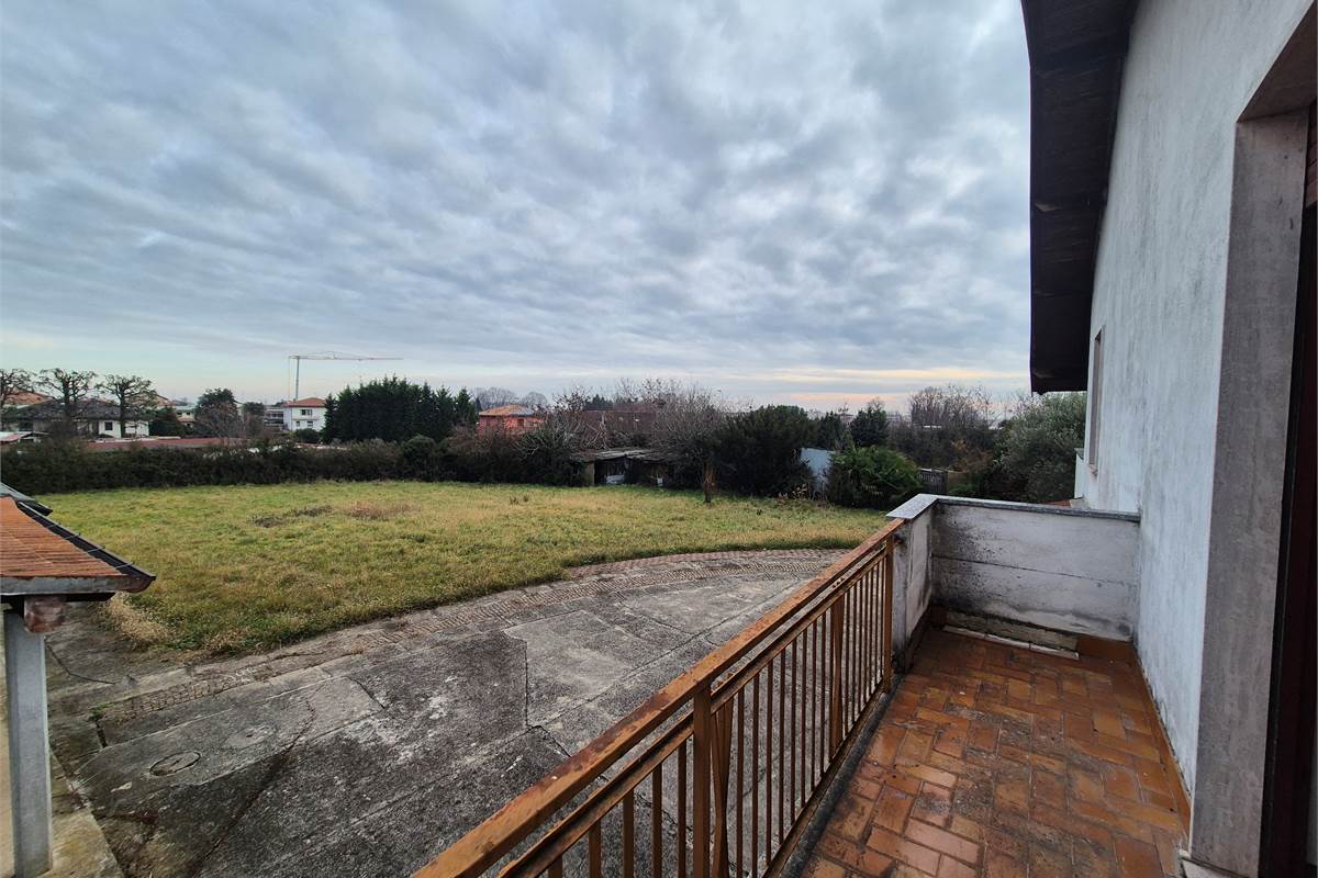 Casa indipendente con terreno a Fenegro