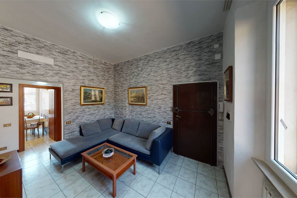 Appartamento trilocale con giardinetto privato a Como