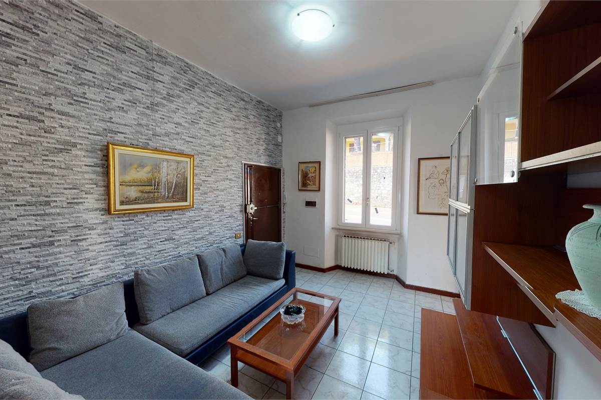 Appartamento trilocale con giardinetto privato a Como