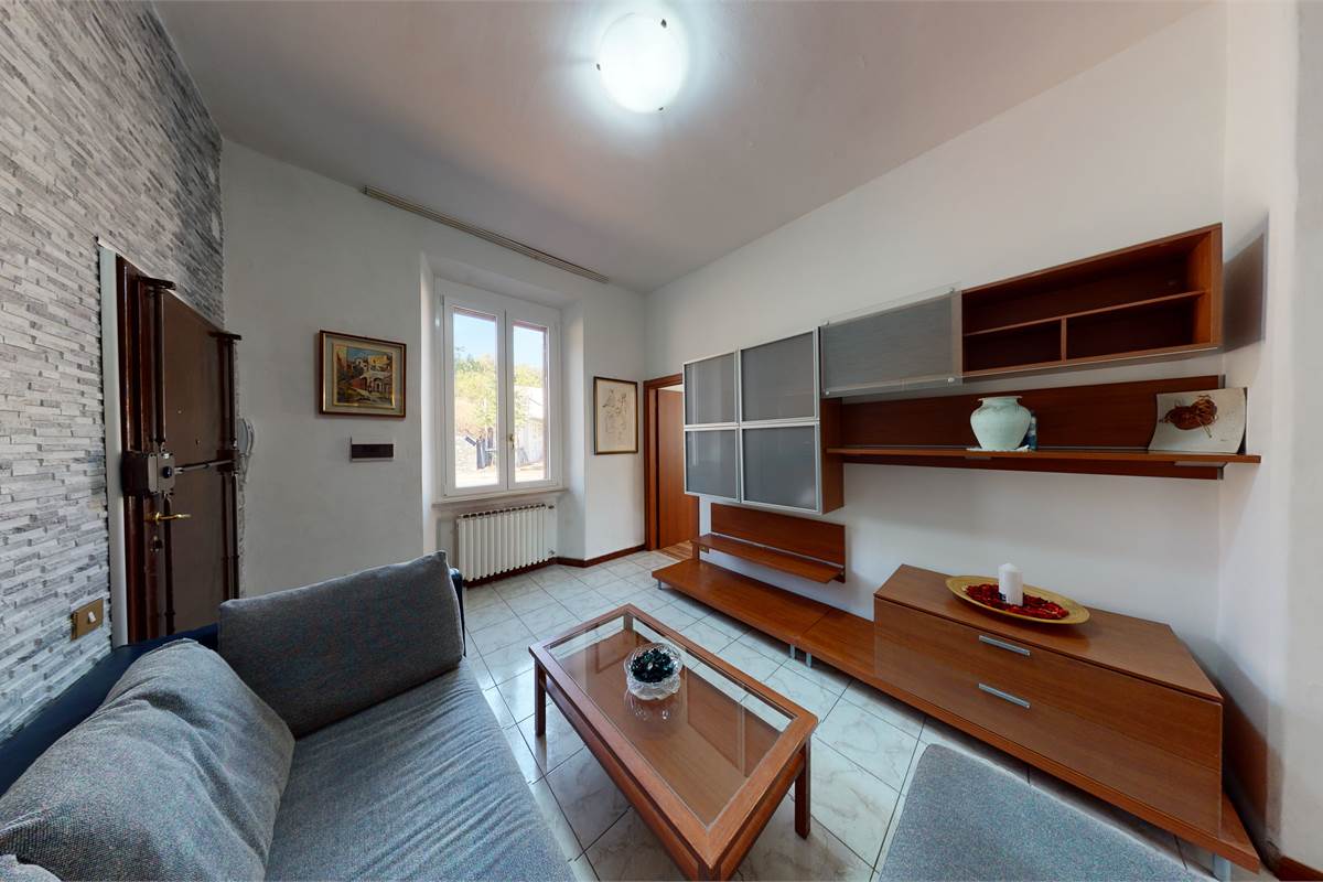 Appartamento trilocale con giardinetto privato a Como