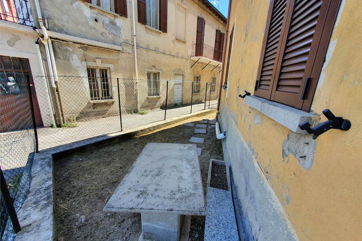 Appartamento trilocale con giardinetto privato a Como