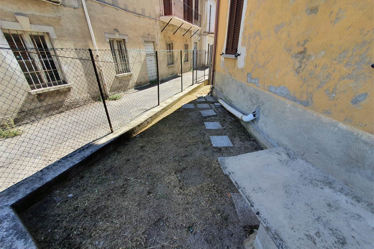 Appartamento trilocale con giardinetto privato a Como