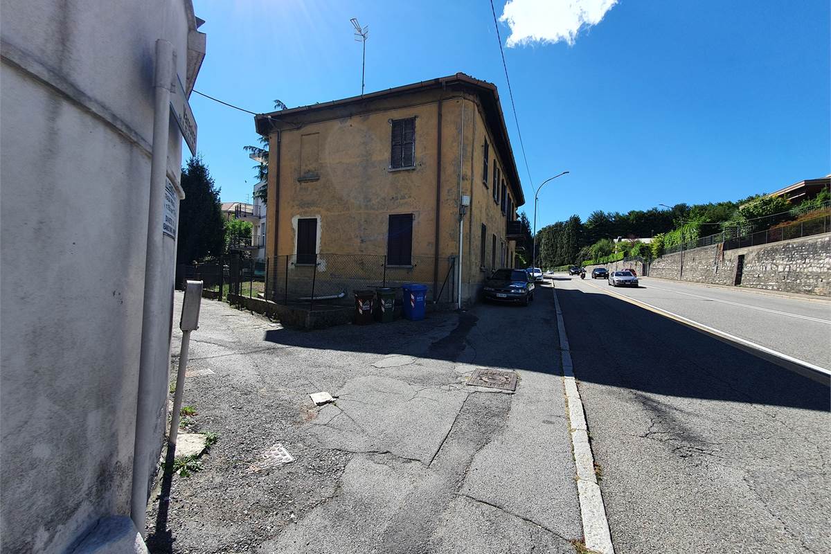 Appartamento trilocale con giardinetto privato a Como