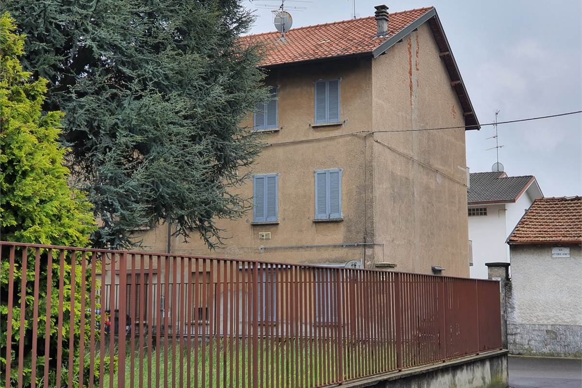 Porzione di casa con box a Turate