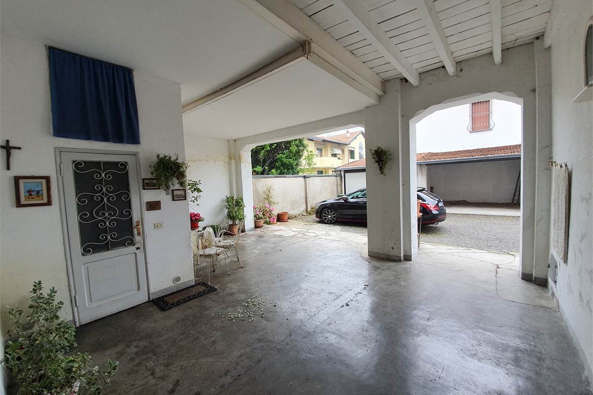 Porzione di casa con box a Turate