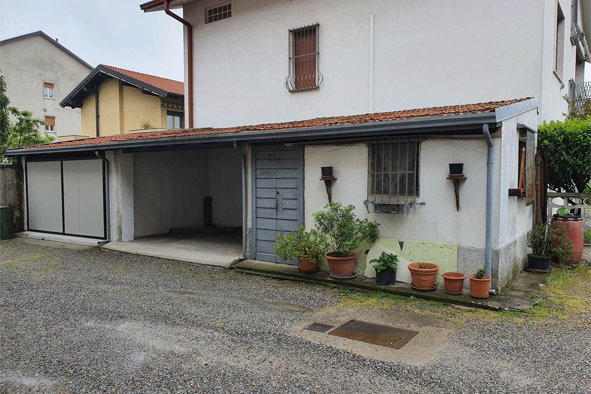 Porzione di casa con box a Turate