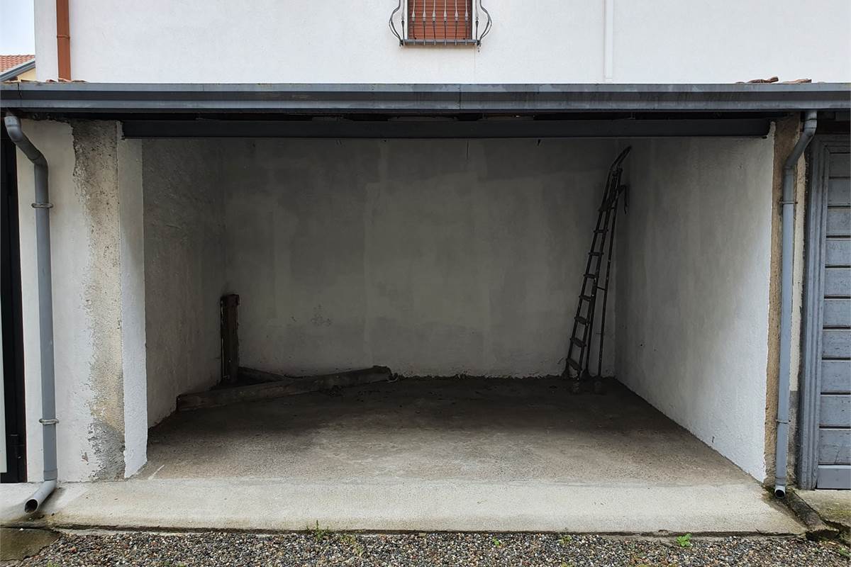 Porzione di casa con box a Turate