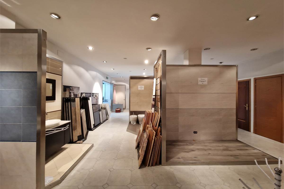 Ampio showroom con uffici e deposito in vendita 