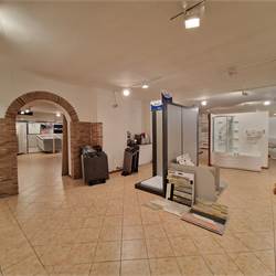 Ampio showroom con uffici e deposito in vendita 