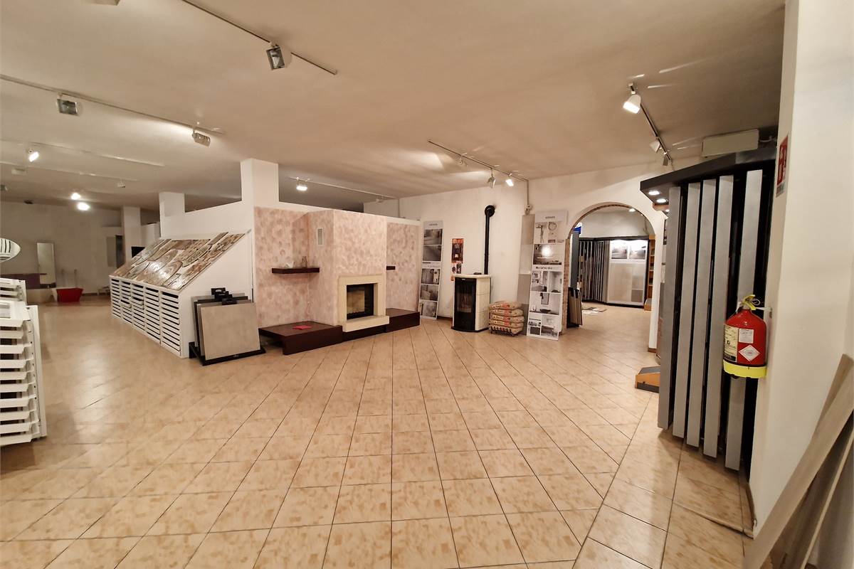 Ampio showroom con uffici e deposito in vendita 